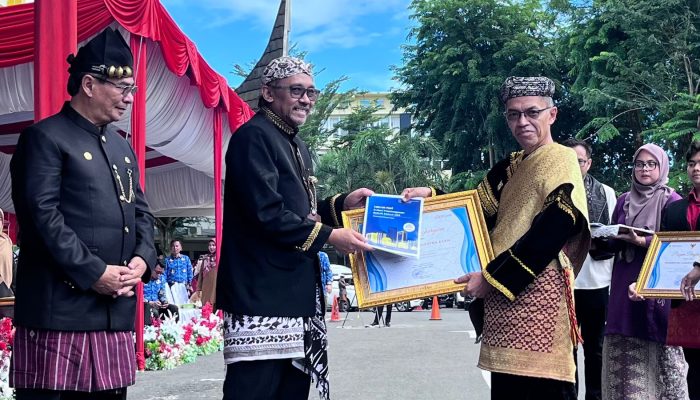 Diakui atas Tata Kelola Statistik Berkualitas, Agam Diganjar Penghargaan BPS
