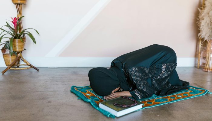 Selain Ibadah, Ini Manfaat Gerakan Salat Bagi Kesehatan!