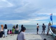 16 Pengunjung Terseret Ombak di Pantai Tiku, 1 Meninggal, 2 Hilang